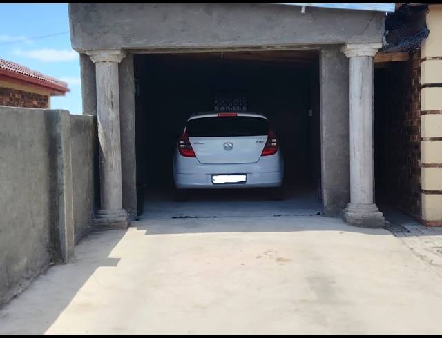 3 BEDROOM HOUSE FOR SALE IN SERALENG